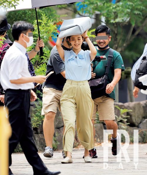 夏菜 新橋で「猛烈な炎天下」のなか思わず鞄を日傘代わりに(FRIDAY)