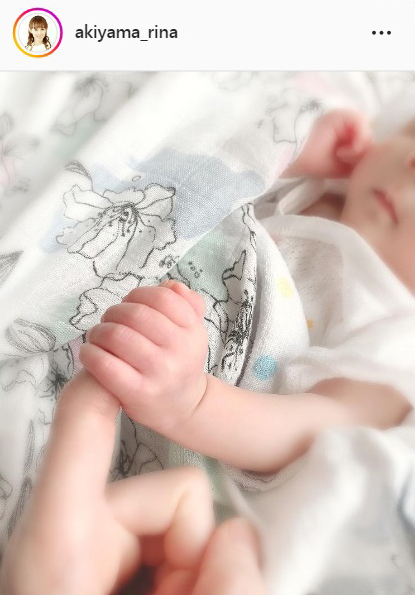 秋山莉奈、第3子出産を報告「毎日子供達から沢山の愛を…」小さな手に指を握られた写真を公開(日刊スポーツ)