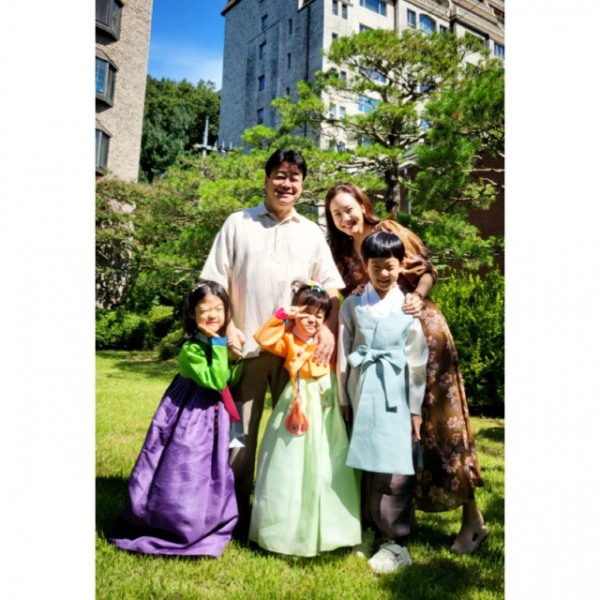 ソ・ユジン　韓服着た三きょうだいと秋夕のごあいさつ「いつもありがとうございます」(朝鮮日報日本語版)