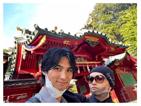 広田レオナ、結婚4周年に“22歳年下”夫と挙式した神社へ　顔出し2ショット公開し「はたして…正解だったのか…」(ねとらぼ)