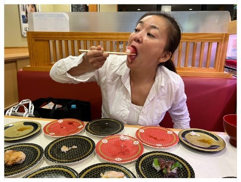 何皿あるんだ！　25キロ減の華原朋美、寿司屋で食欲を解放「めっちゃ食べまくりまくったぁー」(ねとらぼ)