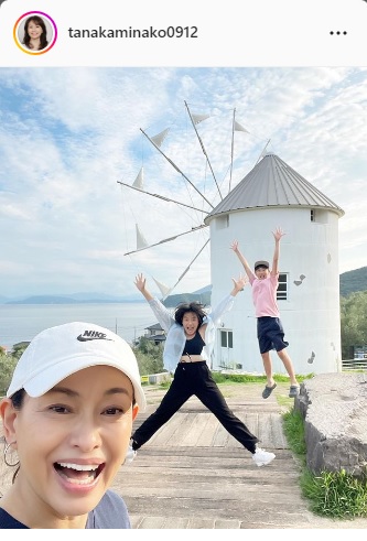 田中美奈子が小豆島での親子ショットを公開「いつか家族を連れて行きたい！と思っていた場所」(日刊スポーツ)