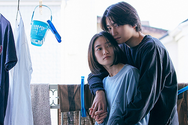 【「手」評論】若者のセックスを日々の延長線上に描く、繊細な愛の物語(映画.com)