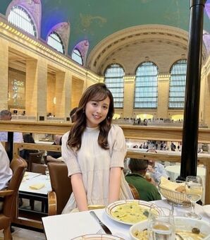 久慈暁子アナ、ニューヨークで優雅にランチ「NYの自由の女神みたいです」「美人税導入だな」の声続々！(現代ビジネス)