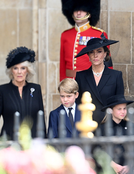 キャサリン皇太子妃＆メーガン妃、共に女王から受け継いだ真珠を身につけて国葬へ。皇太子妃の真珠は「女王初来日の贈り物」(Harper’s BAZAAR（ハーパーズ バザー）)