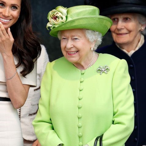 女王の服装がカラフルな理由は？ロイヤルファッションに隠された「意外な意味」(コスモポリタン)