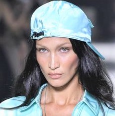 摂食障害、14歳での喫煙に解離症状も…人気モデルが語ったメンタルヘルスと苦悩(コスモポリタン)