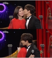 「大賞」チソン＆「最優秀賞」イ・ボヨン、抱擁とキスで受賞の喜びを分かち合う（WoW!Korea）