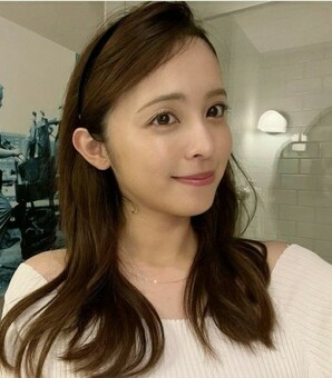 久慈暁子アナ、可愛すぎる“カチューシャ姿”を披露！「美しい！」「お似合いです！」の声続々…！(現代ビジネス)