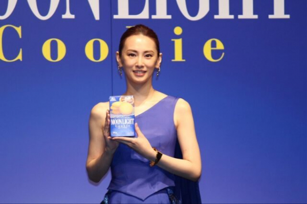 北川景子「自分の結婚式でも着たほど青が好き」　“月の女神”をイメージしたドレス姿で登場(エンタメOVO)