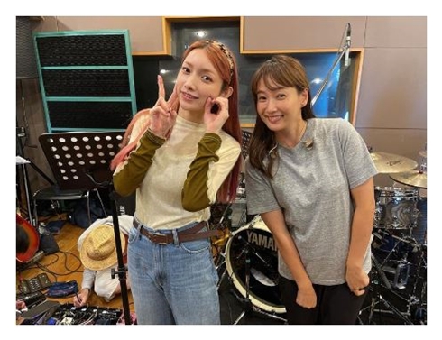 「アツすぎる！」「2人とも可愛すぎ」　藤本美貴、20周年ライブのリハーサルで後藤真希と2ショット　(ねとらぼ)