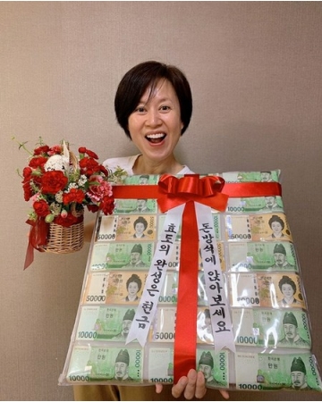 お笑い芸人パク・ミソン、本当のお金座布団をもらった…全部でおいくら？(WoW!Korea)