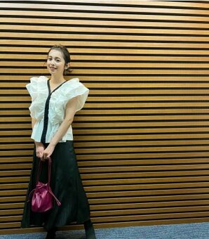 久慈暁子アナ、まさかの“フリフリ”ブラウスが圧巻…!「とっても素敵ですね」などの大大反響…!(現代ビジネス)