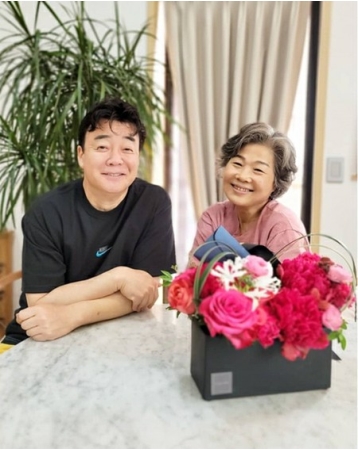 女優ソ・ユジン、「少女のようなお母さん。愛してます」…ペク・ジョンウォン、義理のお母さんと仲良しワンショット(WoW!Korea)