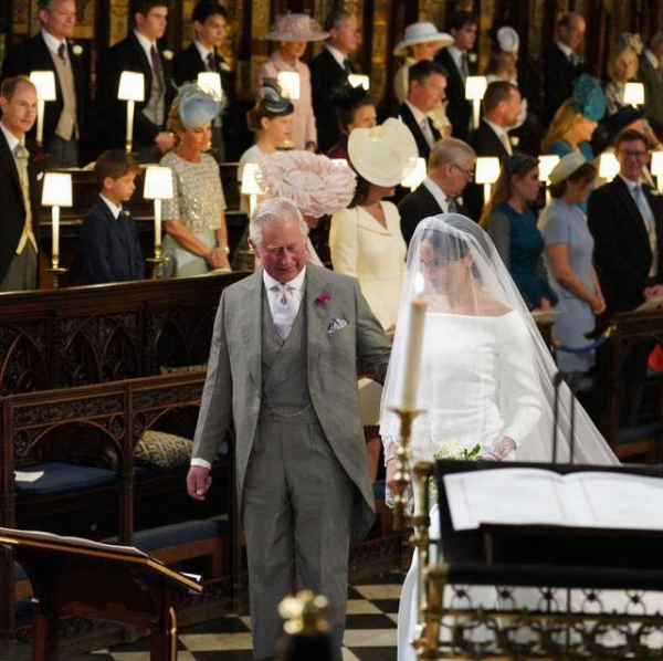 親心？ チャールズ国王が謁見室にヘンリー王子＆メーガン妃の結婚式の写真を飾っていることが判明！(Harper’s BAZAAR（ハーパーズ バザー）)