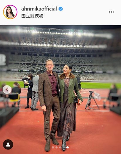 アンミカ、米国人実業家の夫と新国立を“快走”　仲良し夫婦、大人のおふざけ２ショットを掲載(日刊スポーツ)