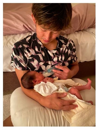 絵莉さん、パートナー・才賀紀左衛門の育児パパぶりに感嘆　ミルクやオムツで奮闘する姿に「りゅうちぇるか紀左衛門かくらい」　(ねとらぼ)