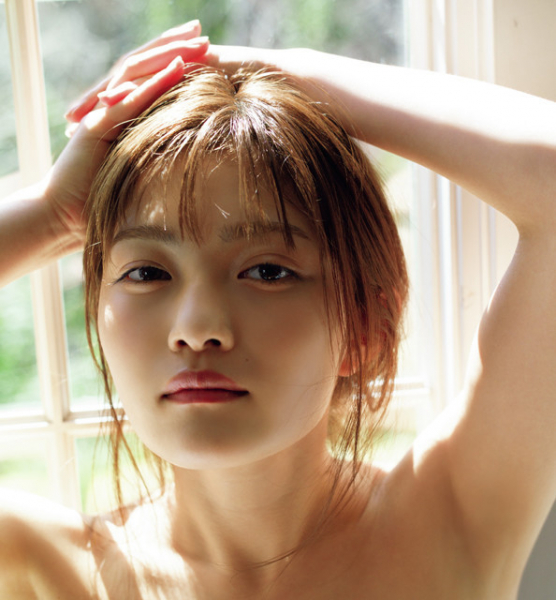 トレードマークの太眉をそって大胆イメチェンした井上咲楽「２１年間で一番自分磨きをしている今をグラビアに残せてうれしいです」(週プレNEWS)