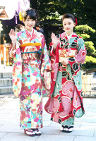 新成人・山本舞香＆桜井日奈子、晴れ着を披露（スポーツ報知）