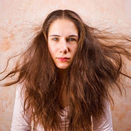 静電気の「バチッ」 という痛みとおさらば！原因と対策を医師が解説(コスモポリタン)