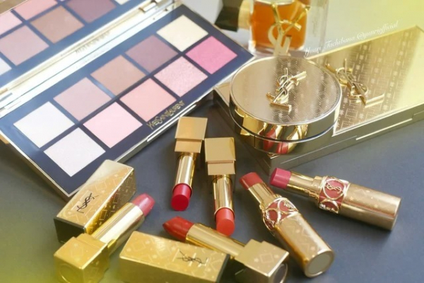 【クリスマスコフレ2022】『イヴ・サンローラン』限定のホリデーコフレを人気美容家が実際にお試し！(MORE)