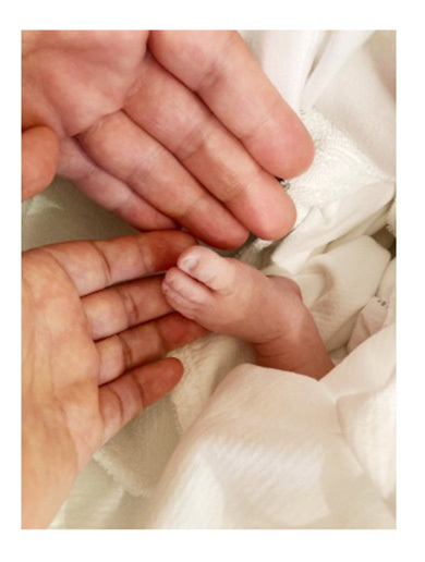 「ニッチェ」江上、第2子女児を帝王切開で出産　今回もパパ似の“アグレッシブ女子”に「私の遺伝子どこいった？」(ねとらぼ)