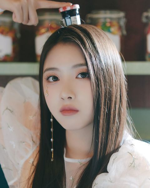 NMIXXの愛嬌担当！ 表現力とヘルシーボディが魅力なJIWOO（ジウ）のビューティモーメント(ELLE DIGITAL)