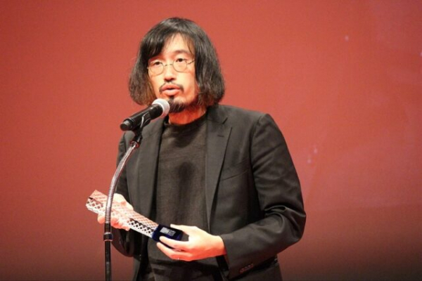 稲垣吾郎主演『窓辺にて』がTIFFで観客賞を受賞　今泉力哉監督「見過ごされるような小さな問題を描き続けたい」(エンタメOVO)