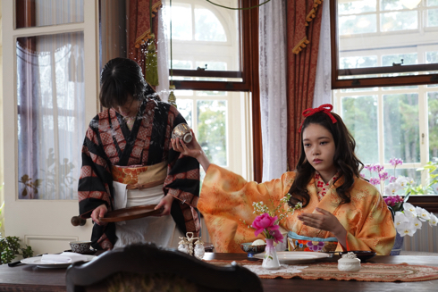 目黒蓮主演、映画「わたしの幸せな結婚」場面写真が解禁　“お茶かけられる”今田美桜も(ねとらぼ)