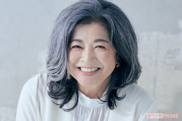 石田えり「2年前から髪を染めるのをやめました」無造作グレーヘアにして楽になった気持ちを語る(週刊女性PRIME)