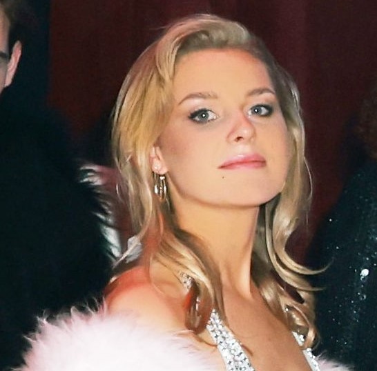 マーガレット王女の孫レディ・マーガリタ、祖母にオマージュを捧げた「全身真っ白」なスタイルで華々しく“社交界デビュー”！(Harper’s BAZAAR（ハーパーズ バザー）)