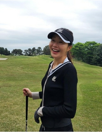 女優オム・ジウォン、離婚発表後ゴルフ場で明るい近況公開(WoW!Korea)