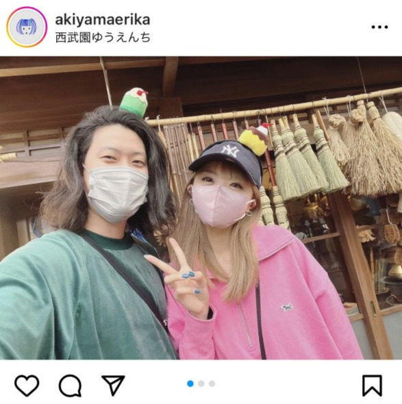 「霜降り明星」粗品の妻で元タレント秋山衣梨佳さん、おそろいコーデで粗品との２ショット公開(日刊スポーツ)