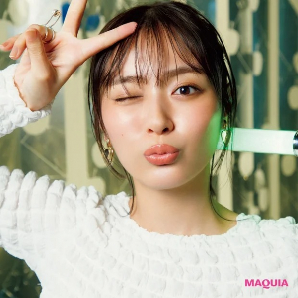 内田理央さんが纏う「HAPPYオーラ全開メイク」【クリスマスコフレでシーン別映えメイク】(MAQUIA　ONLINE)