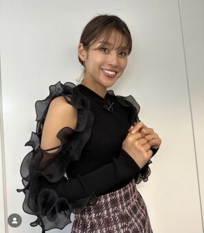 岡副麻希アナ、艶やかな肩出しファッション披露でファン悩殺。秘訣は「ボディオイル」(現代ビジネス)