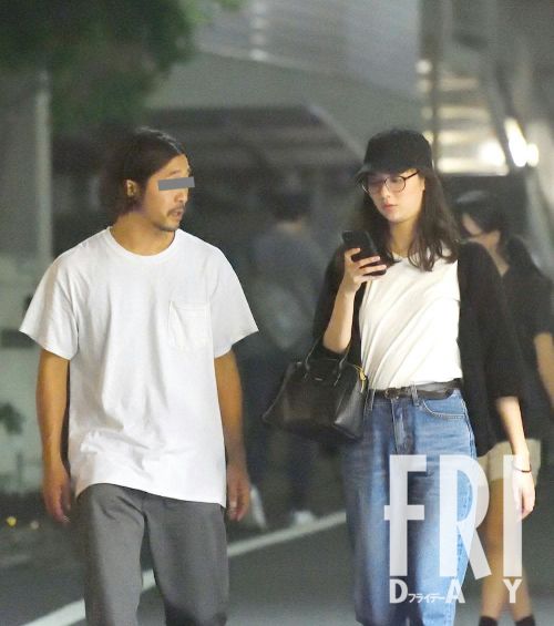 新川優愛　第１子妊娠！夫のロケバス運転手と「寿司デート」写真(FRIDAY)