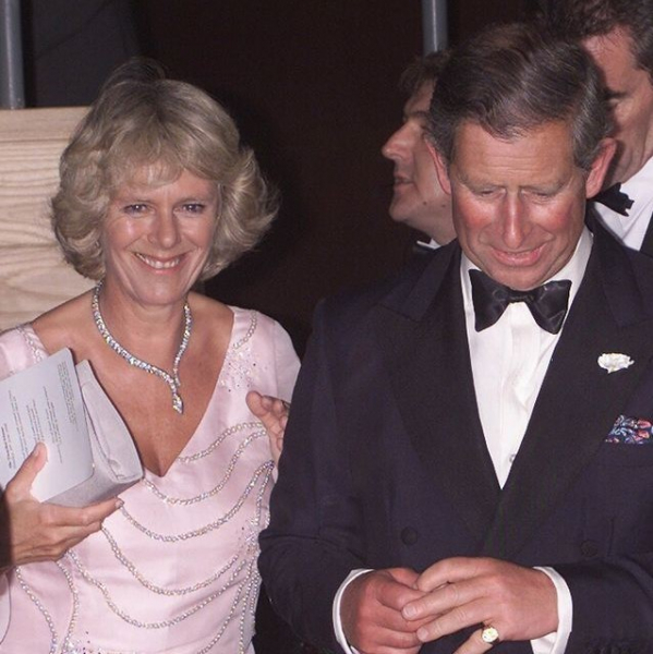 チャールズ国王とカミラ王妃のスキャンダラスな交際タイムライン(コスモポリタン)