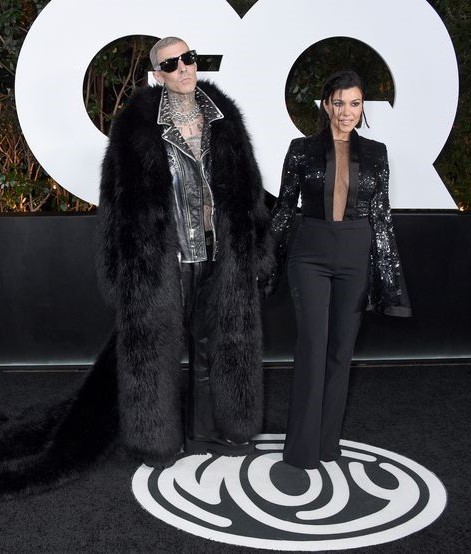 カーダシアン家の長女コートニー、19歳の息子の前で新婚夫との「ハムハムキス」を見せつける(Harper’s BAZAAR（ハーパーズ バザー）)