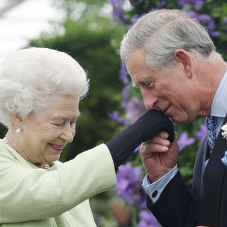 チャールズ国王とエリザベス女王との「親子の絆」仲睦まじい貴重ショット集(婦人画報)