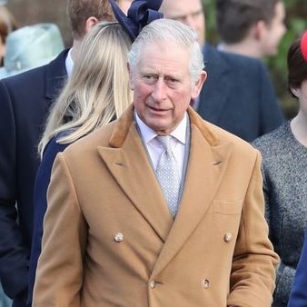 チャールズ国王、王室のクリスマスの伝統を変えたい？ヘンリー王子とメーガン妃は不参加へ(コスモポリタン)