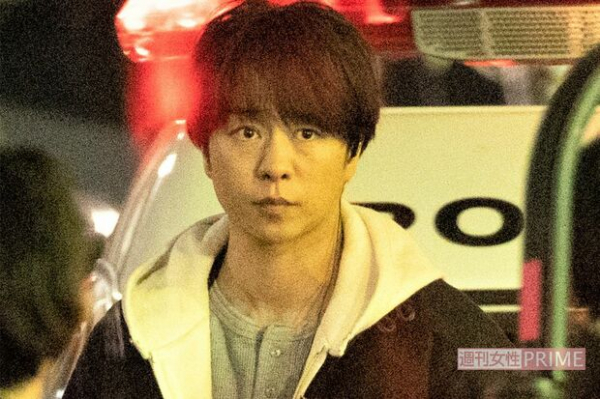 櫻井翔、激しいアクションでズボンのボタンが取れ、“銃声”に驚き飲食店から客が飛び出す(週刊女性PRIME)