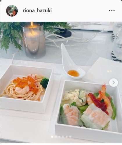 葉月里緒奈「美魔女さんから最新美容情報をゲット」犬２匹との３ショットに「めっちゃ美魔女」(日刊スポーツ)