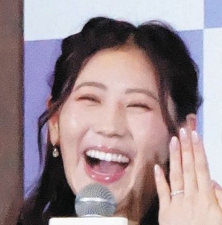 極楽とんぼ山本と結婚の西野未姫が結婚指輪を披露 ハイヒールから「ほんまナンボ？」 激しいツッコミ浴びる(中日スポーツ)