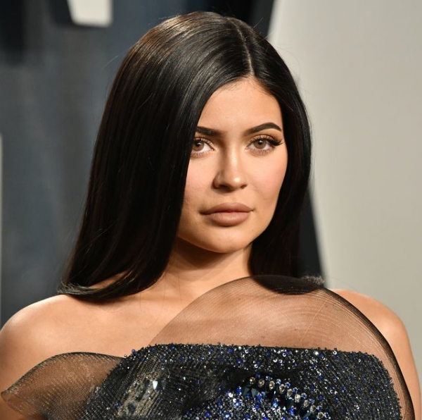 純資産約2000億円のカイリー・ジェンナーが「2階の天井まで届く」桁違いのクリスマスツリーを公開！(Harper’s BAZAAR（ハーパーズ バザー）)