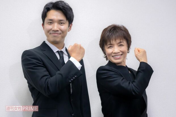 「裕太さん、郁恵さんの肩を抱いてあげて」榊原郁恵が旧知のカメラマンに向けて“家族思い出のポーズ”(週刊女性PRIME)