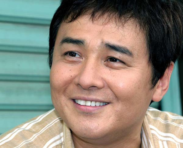 榊原郁恵さんら親族が渡辺徹さんの棺の前で笑顔の記念撮影 「憧れの家族像」がここに…（城下尊之）(日刊ゲンダイDIGITAL)