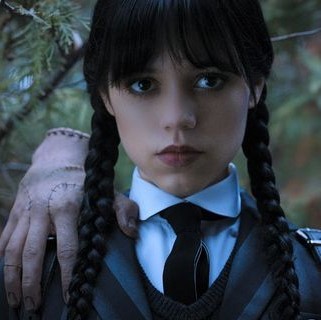 楽しそう！Netflixドラマ『ウェンズデー』の仲良し撮影裏が話題(コスモポリタン)