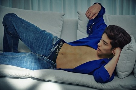 俳優ソンフンの肌着グラビア、関心させるシックスパック腹筋(WoW!Korea)