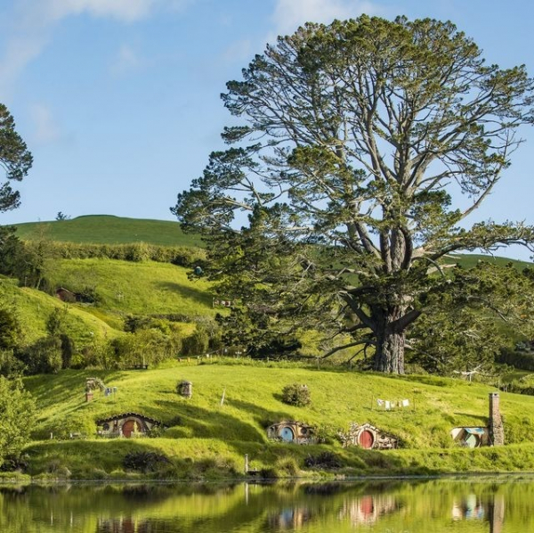 1泊約900円！ 『ロード・オブ・ザ・リング』のホビット村に宿泊できるプランがairbnbに登場(ELLE DIGITAL)