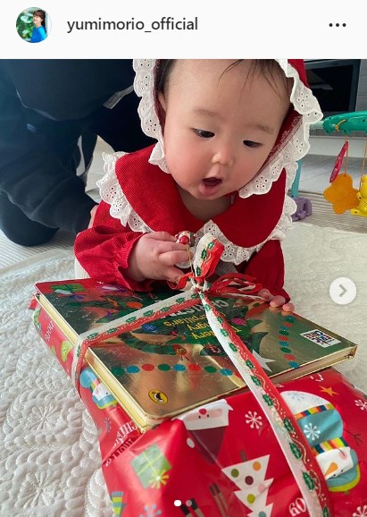 森尾由美、初孫との初クリスマス「ばあばサンタから」手編みのおくるみをプレゼント(日刊スポーツ)